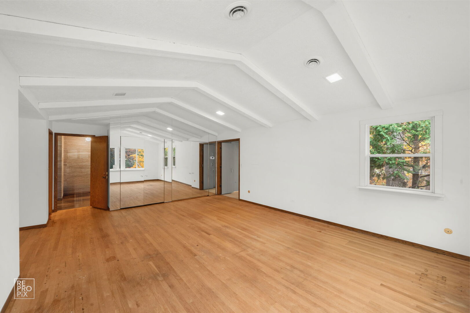 Wadsworth, Illinois, 60083, United States, 5 Bedrooms Bedrooms, ,6 BathroomsBathrooms,Residential,Active,1989775