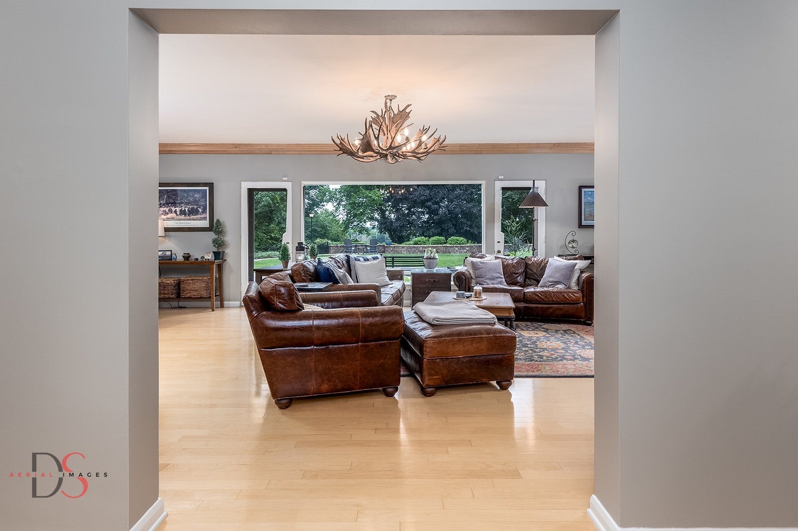 Ottawa, Illinois, 61350, United States, 4 Bedrooms Bedrooms, ,7 BathroomsBathrooms,Residential,Active,1953376
