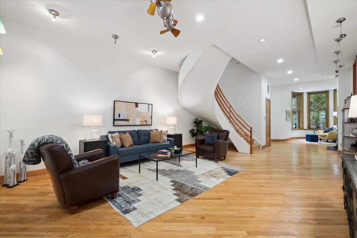 Chicago, Illinois, 60614, United States, 4 Bedrooms Bedrooms, ,5 BathroomsBathrooms,Residential,Active,1922312