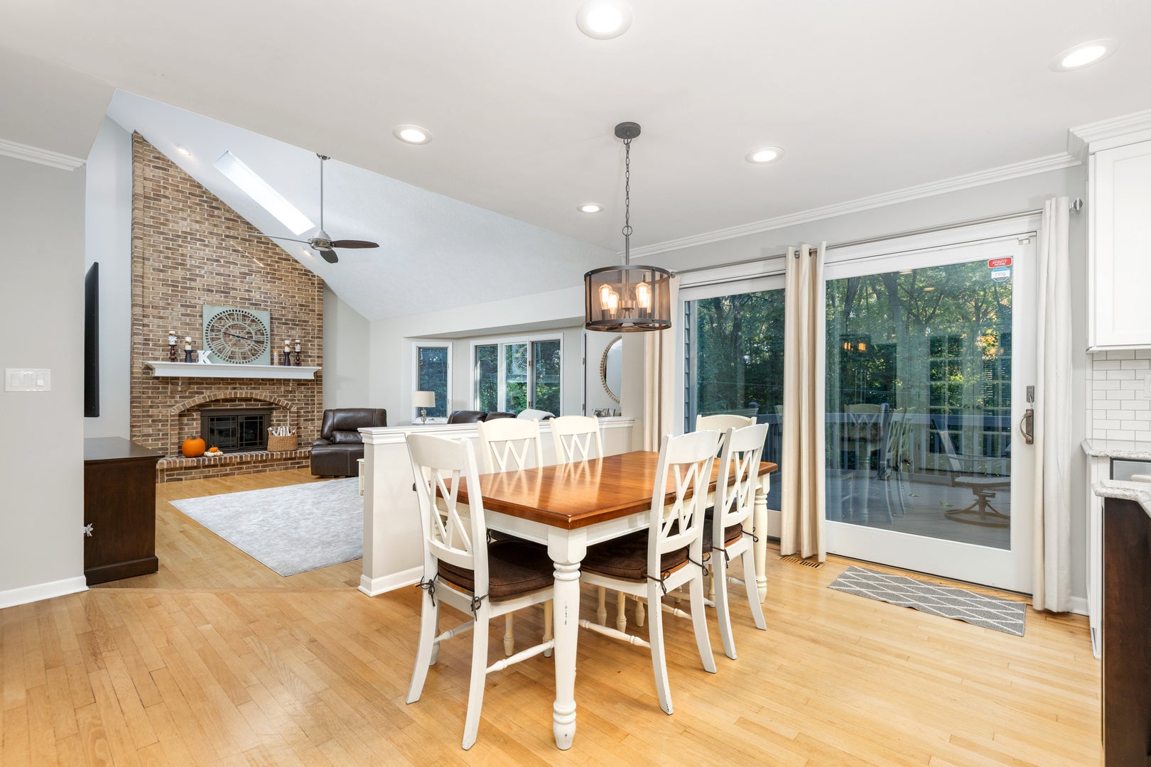 Naperville, Illinois, 60565, United States, 5 Bedrooms Bedrooms, ,4 BathroomsBathrooms,Residential,Active,1959981