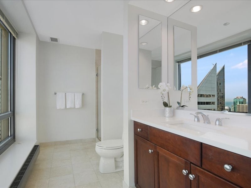 Chicago, Illinois, 60602, United States, 3 Bedrooms Bedrooms, ,3 BathroomsBathrooms,Residential,Active,1969671