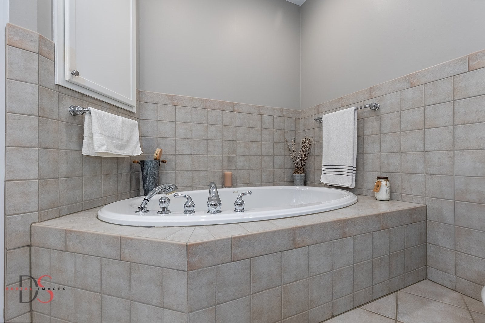 Ottawa, Illinois, 61350, United States, 4 Bedrooms Bedrooms, ,7 BathroomsBathrooms,Residential,Active,1953376
