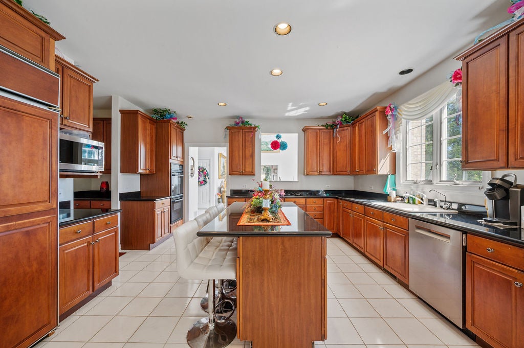 Libertyville, Illinois, 60048, United States, 4 Bedrooms Bedrooms, ,4 BathroomsBathrooms,Residential,Active,2009394