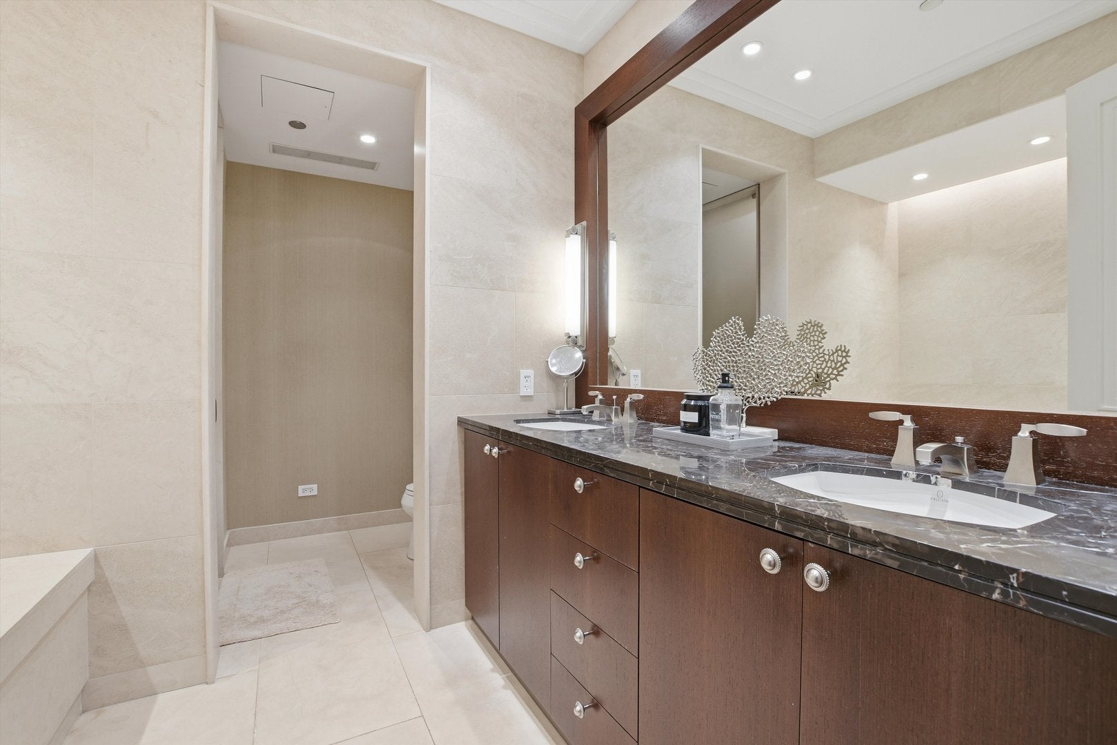 Chicago, Illinois, 60611, United States, 3 Bedrooms Bedrooms, ,4 BathroomsBathrooms,Residential,Active,2009382