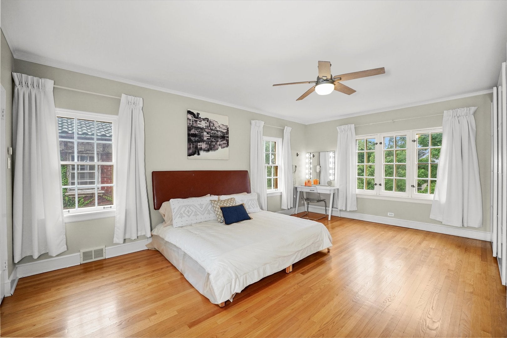 Oak Park, Illinois, 60302, United States, 7 Bedrooms Bedrooms, ,6 BathroomsBathrooms,Residential,Active,1894236