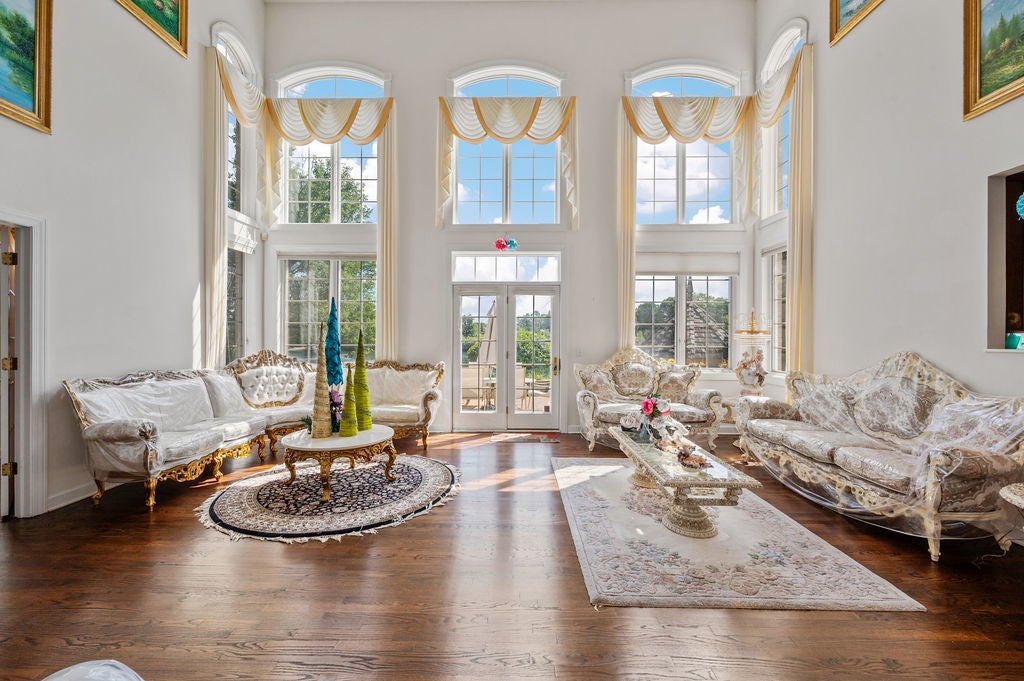 Libertyville, Illinois, 60048, United States, 4 Bedrooms Bedrooms, ,4 BathroomsBathrooms,Residential,Active,2009394