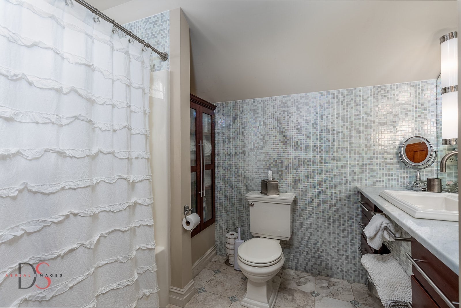 Ottawa, Illinois, 61350, United States, 4 Bedrooms Bedrooms, ,5 BathroomsBathrooms,Residential,Active,1953408