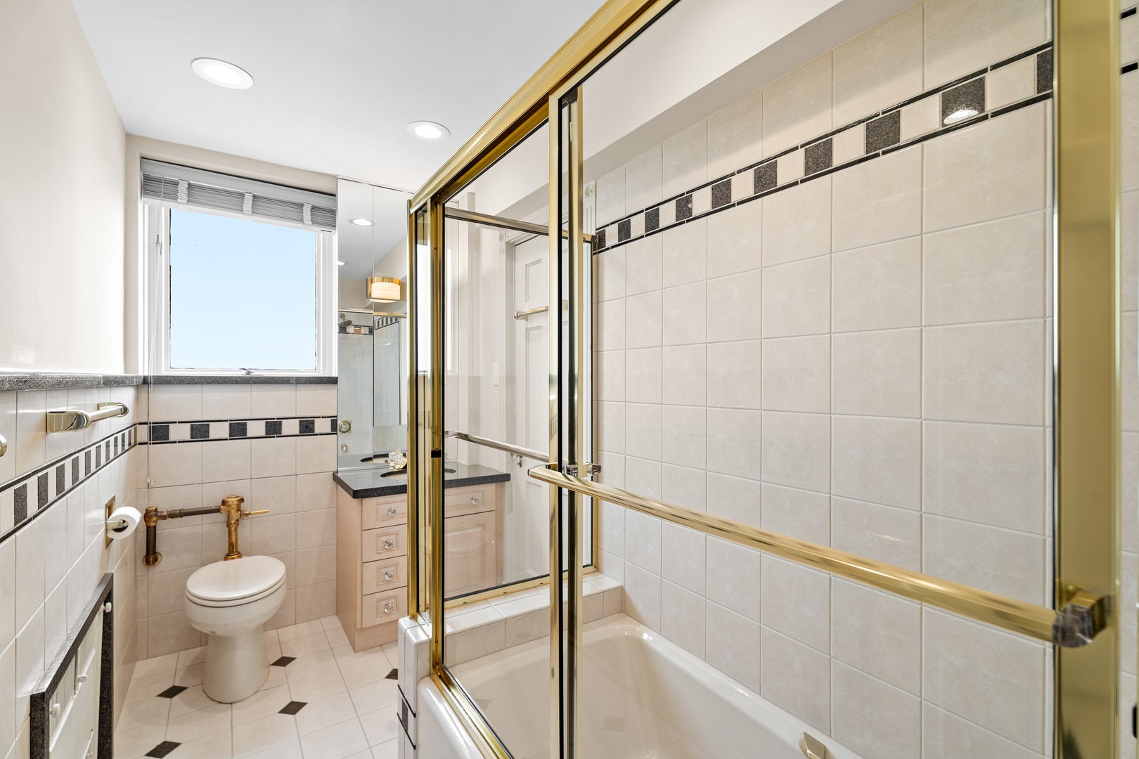 Chicago, Illinois, 60657, United States, 5 Bedrooms Bedrooms, ,4 BathroomsBathrooms,Residential,Active,1990638