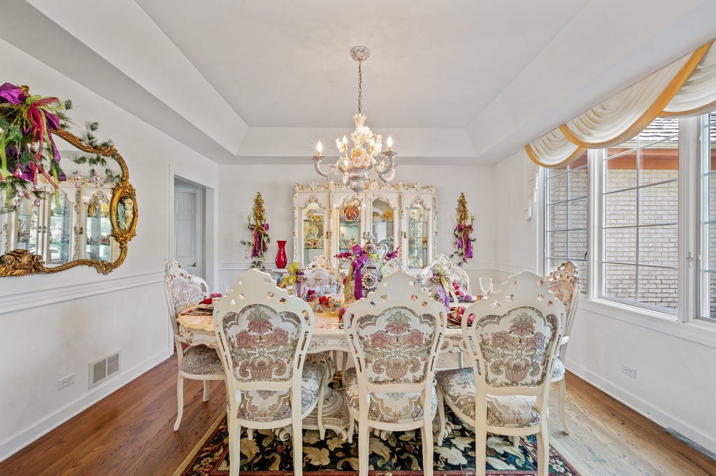 Libertyville, Illinois, 60048, United States, 4 Bedrooms Bedrooms, ,4 BathroomsBathrooms,Residential,Active,2009394