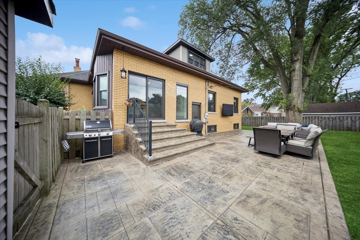 Park Ridge, Illinois, 60068, United States, 5 Bedrooms Bedrooms, ,3 BathroomsBathrooms,Residential,Active,1929446