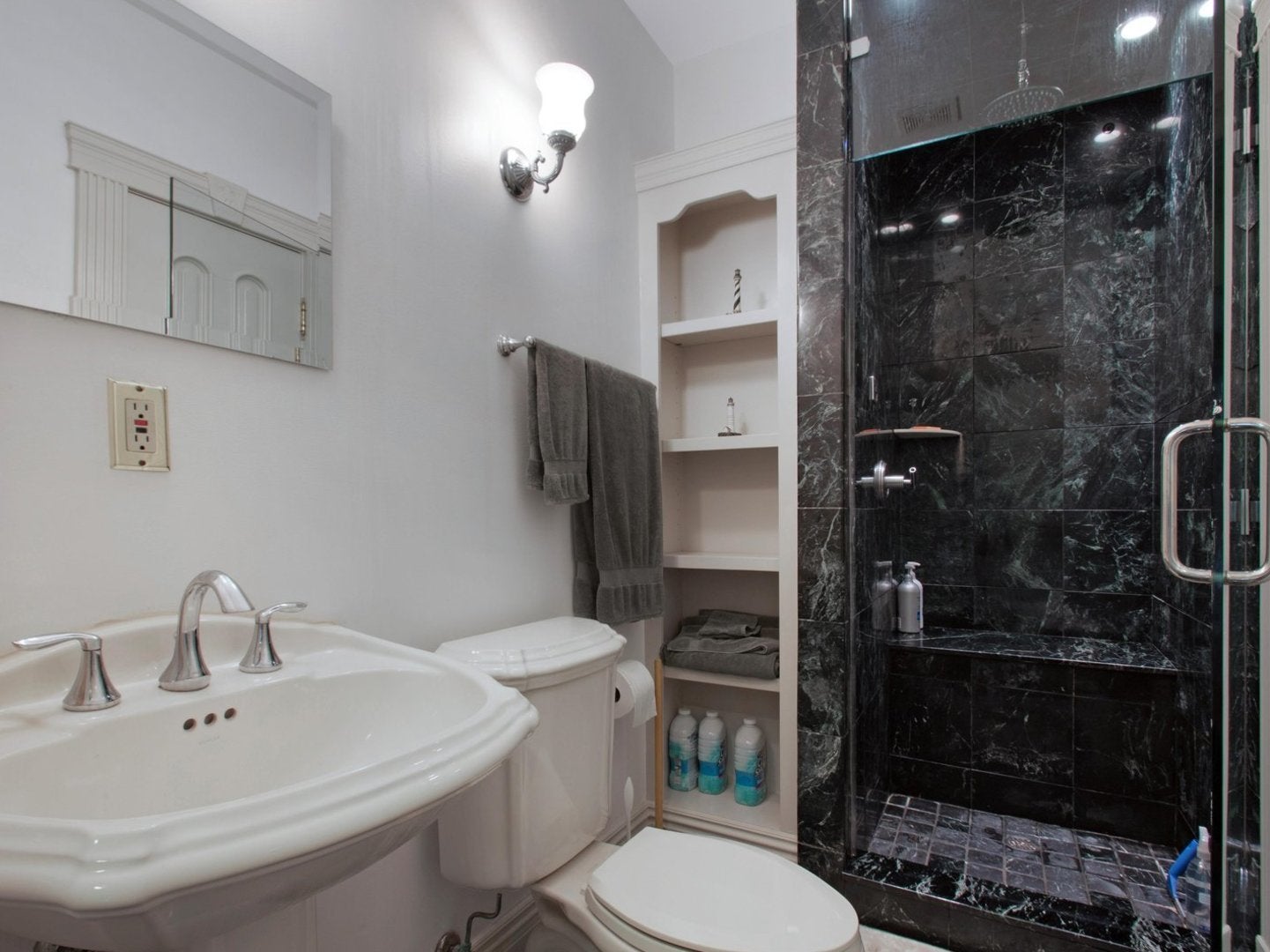 Rockford, Illinois, 61107, United States, 6 Bedrooms Bedrooms, ,7 BathroomsBathrooms,Residential,Active,1988460