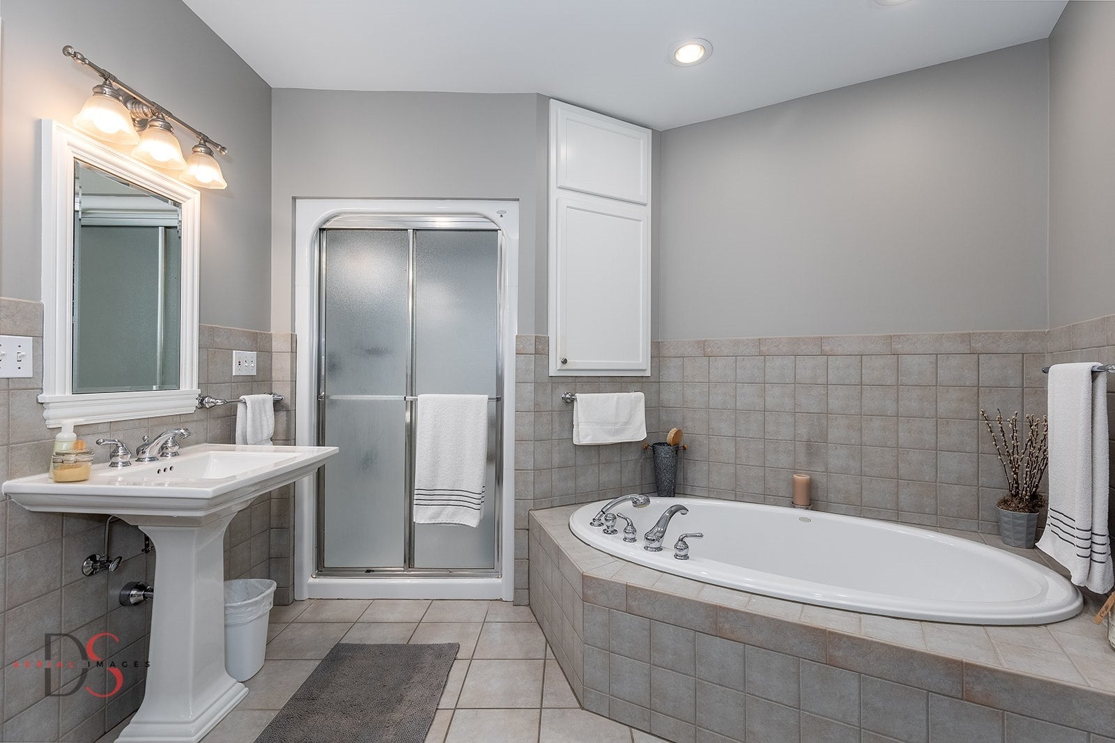 Ottawa, Illinois, 61350, United States, 4 Bedrooms Bedrooms, ,7 BathroomsBathrooms,Residential,Active,1953376