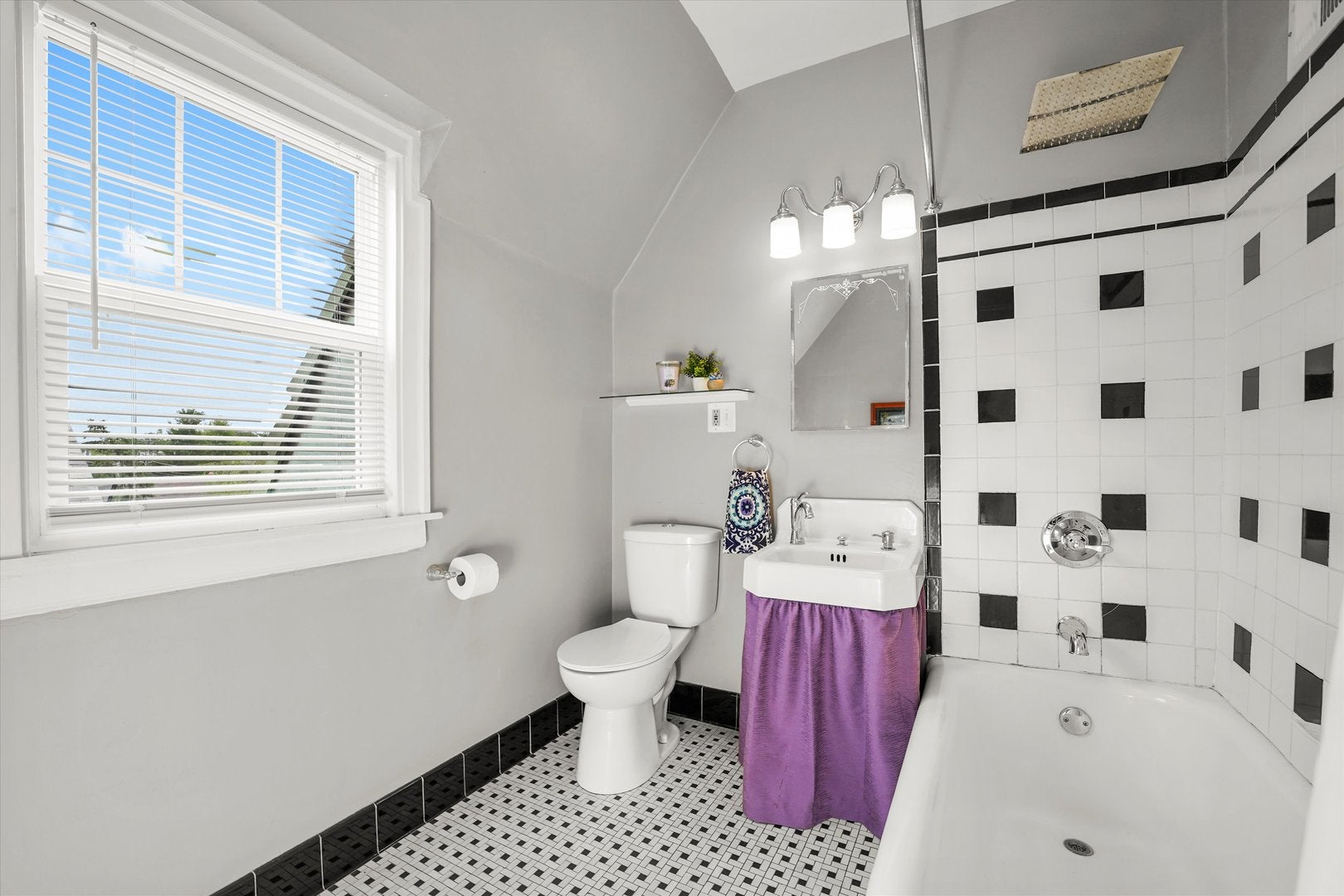 Oak Park, Illinois, 60302, United States, 7 Bedrooms Bedrooms, ,6 BathroomsBathrooms,Residential,Active,1894236