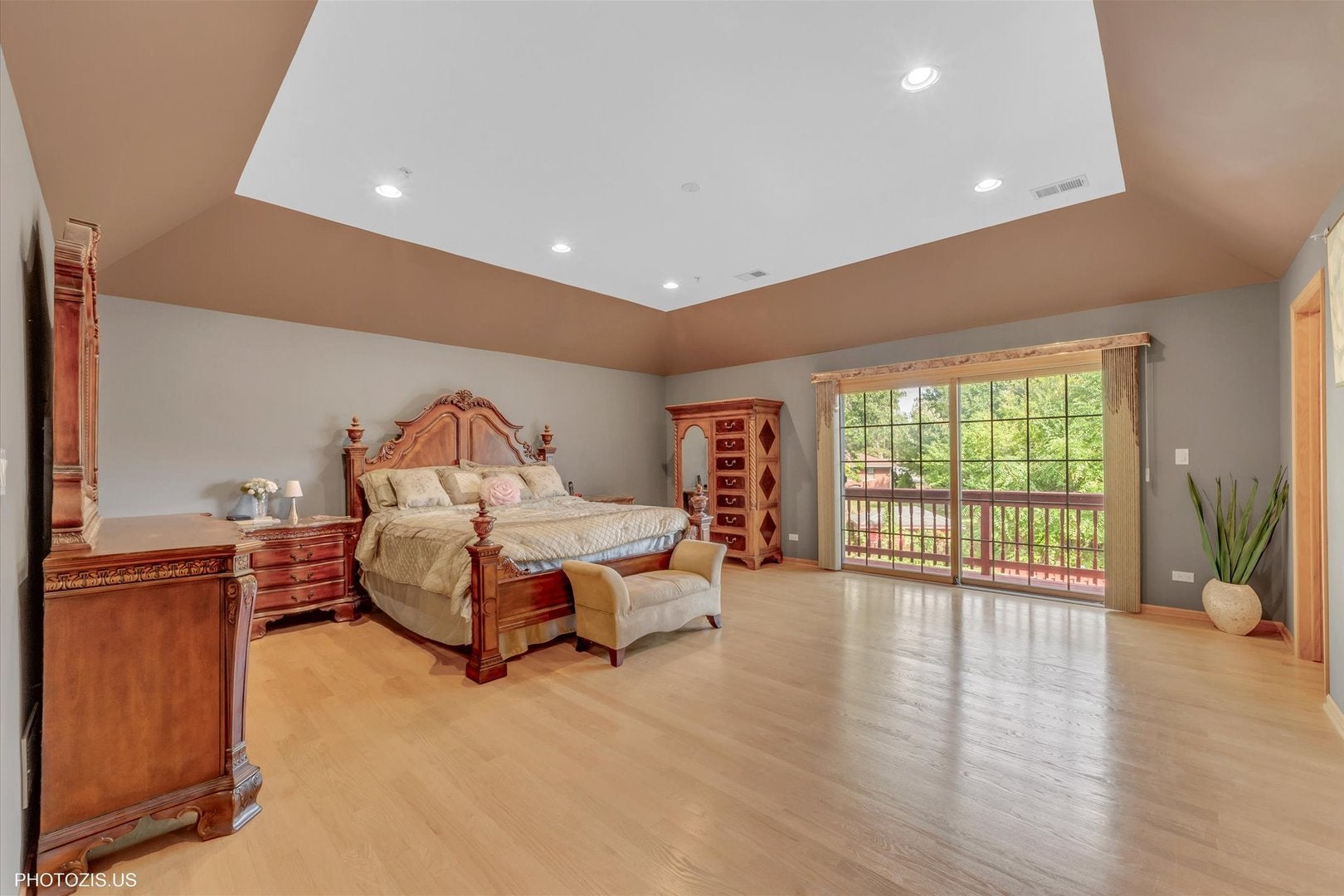 Des Plaines, Illinois, 60016, United States, 5 Bedrooms Bedrooms, ,7 BathroomsBathrooms,Residential,Active,1967112