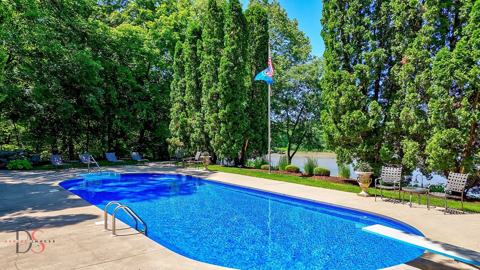 Ottawa, Illinois, 61350, United States, 4 Bedrooms Bedrooms, ,7 BathroomsBathrooms,Residential,Active,1953376