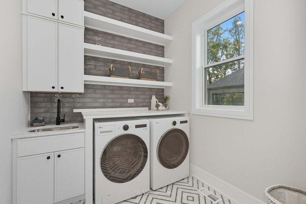 Lemont, Illinois, 60439, United States, 5 Bedrooms Bedrooms, ,6 BathroomsBathrooms,Residential,Active,1954005