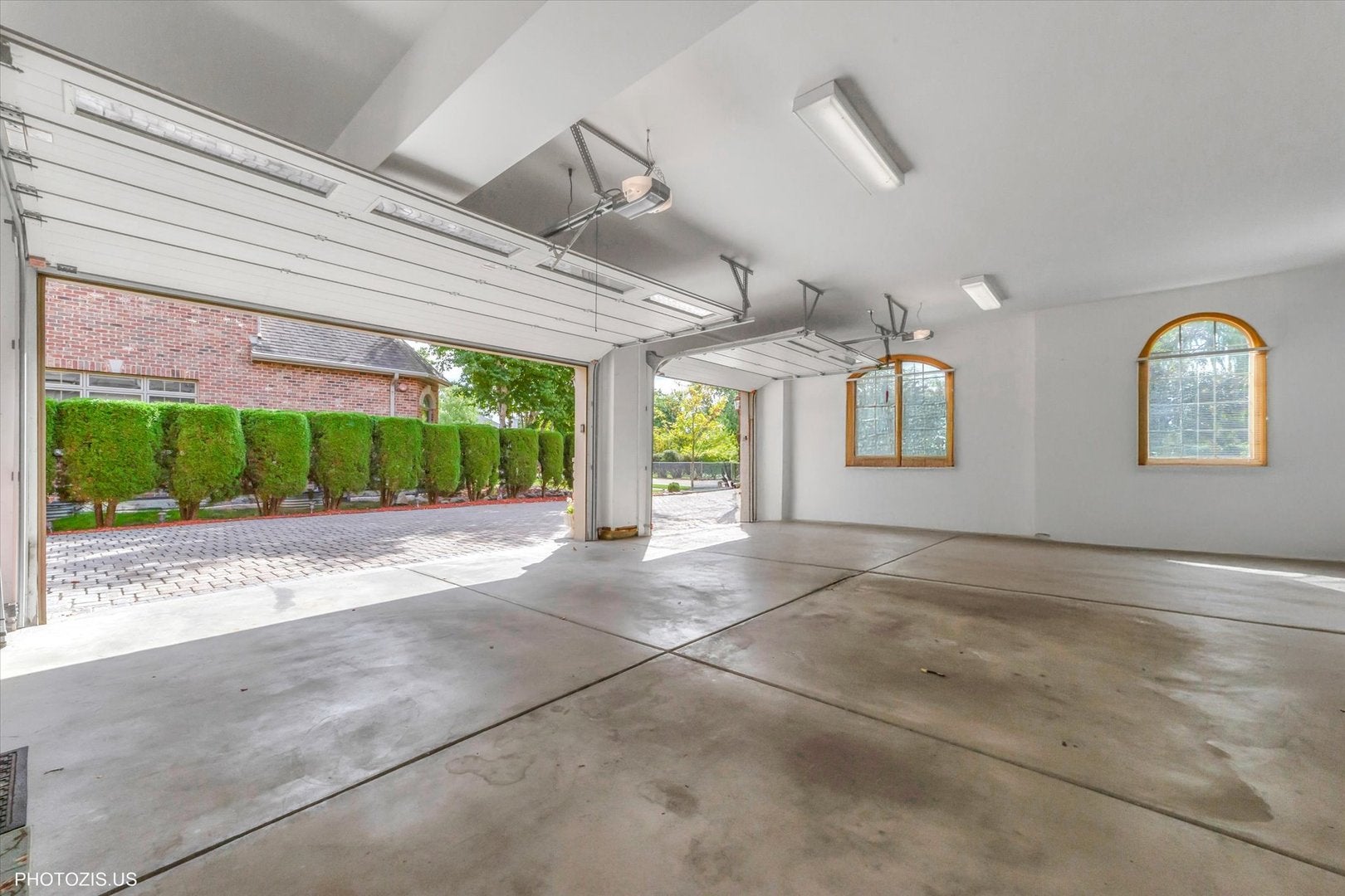 Des Plaines, Illinois, 60016, United States, 5 Bedrooms Bedrooms, ,7 BathroomsBathrooms,Residential,Active,1967112