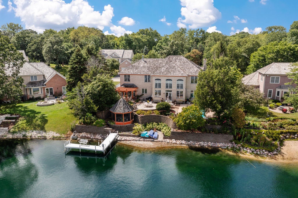 Libertyville, Illinois, 60048, United States, 4 Bedrooms Bedrooms, ,4 BathroomsBathrooms,Residential,Active,1943768