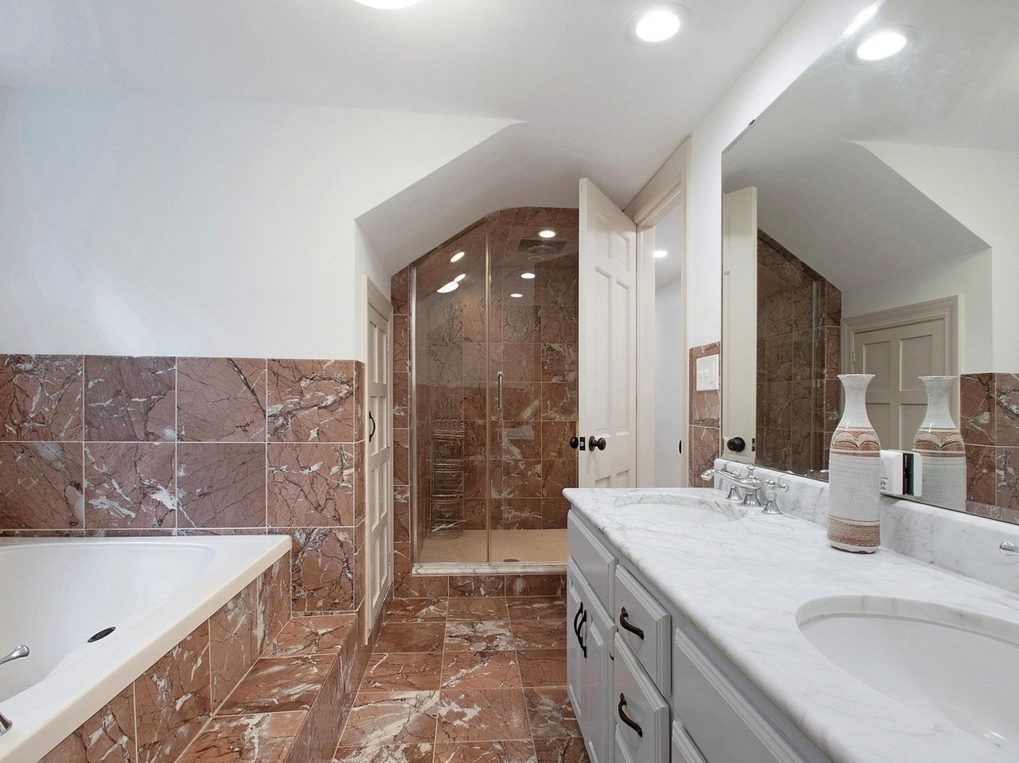 Rockford, Illinois, 61107, United States, 6 Bedrooms Bedrooms, ,7 BathroomsBathrooms,Residential,Active,1988460