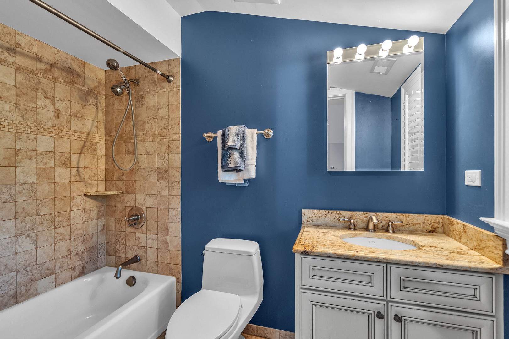 Lake Forest, Illinois, 60045, United States, 5 Bedrooms Bedrooms, ,7 BathroomsBathrooms,Residential,Active,1941347
