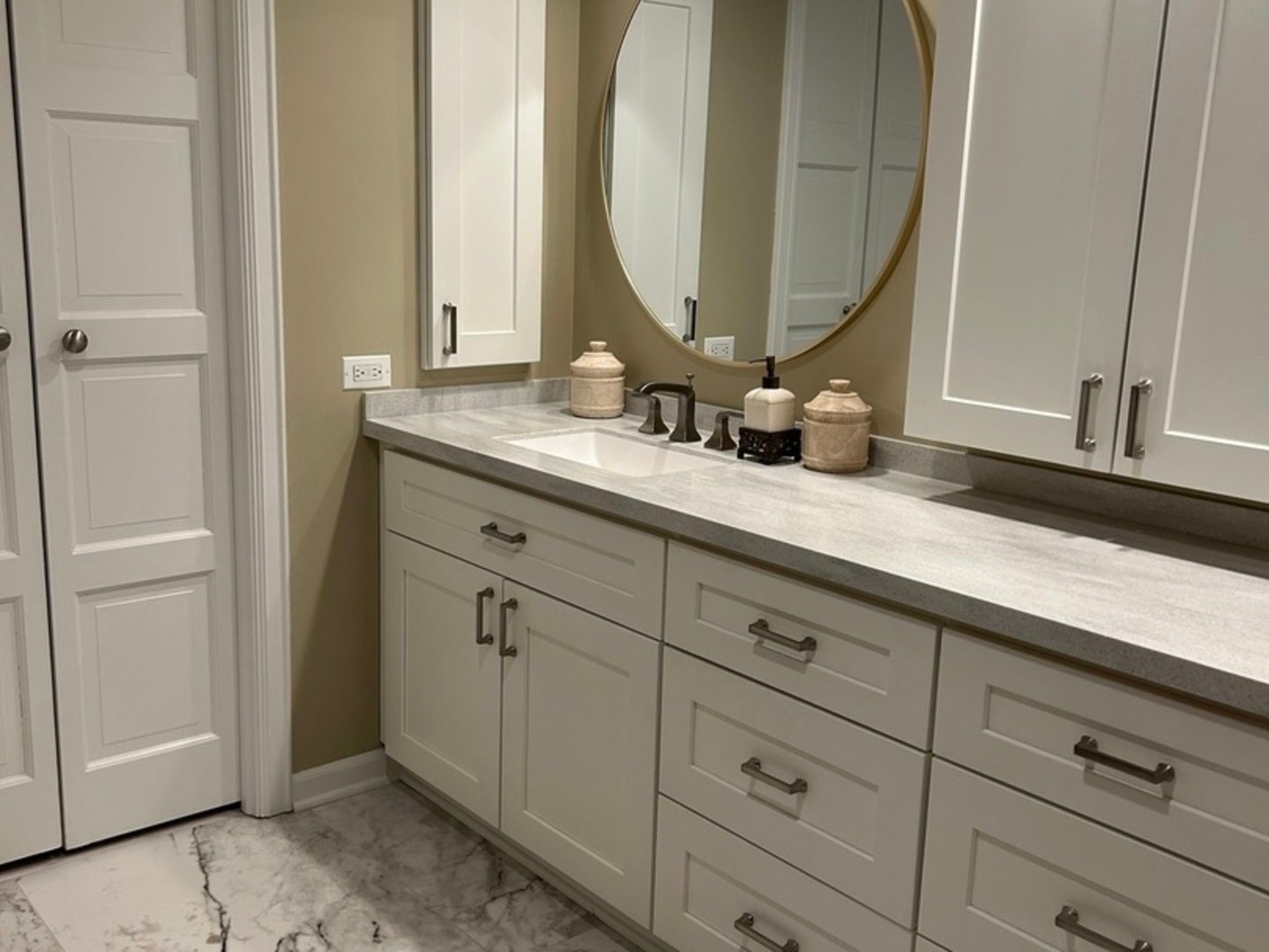 Oak Brook, Illinois, 60523, United States, 2 Bedrooms Bedrooms, ,2 BathroomsBathrooms,Residential,Active,2028166