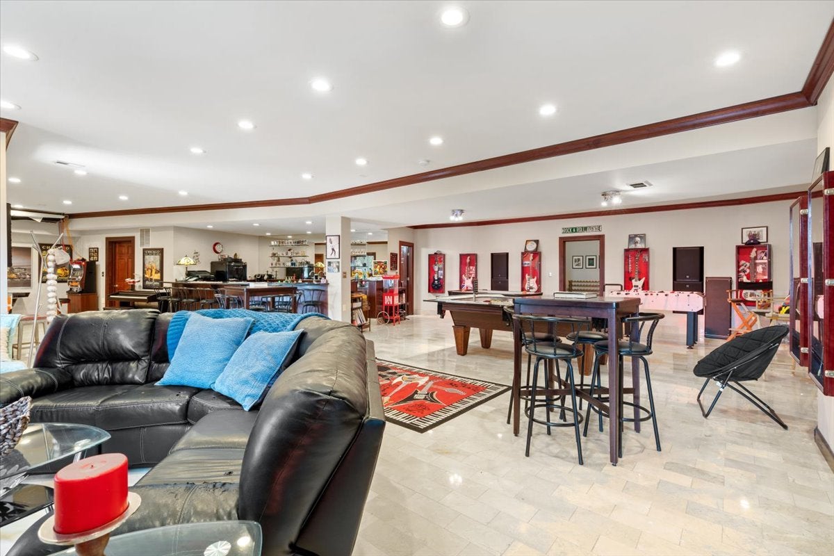Barrington, Illinois, 60010, United States, 5 Bedrooms Bedrooms, ,7 BathroomsBathrooms,Residential,Active,1914793