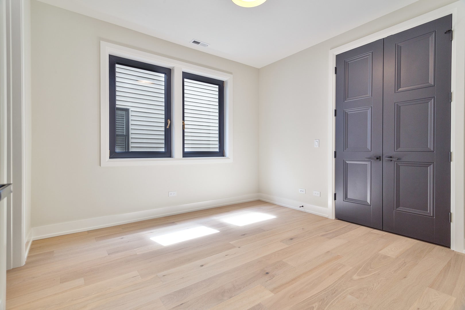 Chicago, Illinois, 60618, United States, 4 Bedrooms Bedrooms, ,5 BathroomsBathrooms,Residential,Active,1929682