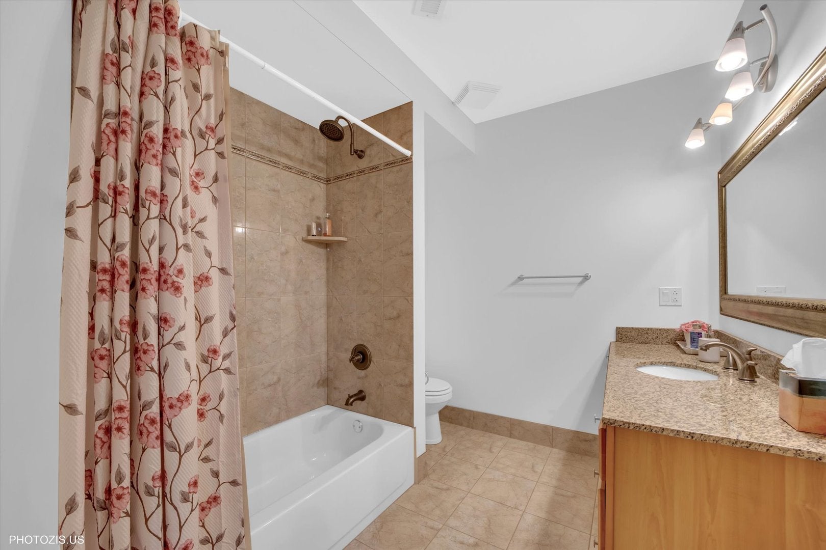 Des Plaines, Illinois, 60016, United States, 5 Bedrooms Bedrooms, ,7 BathroomsBathrooms,Residential,Active,1967112