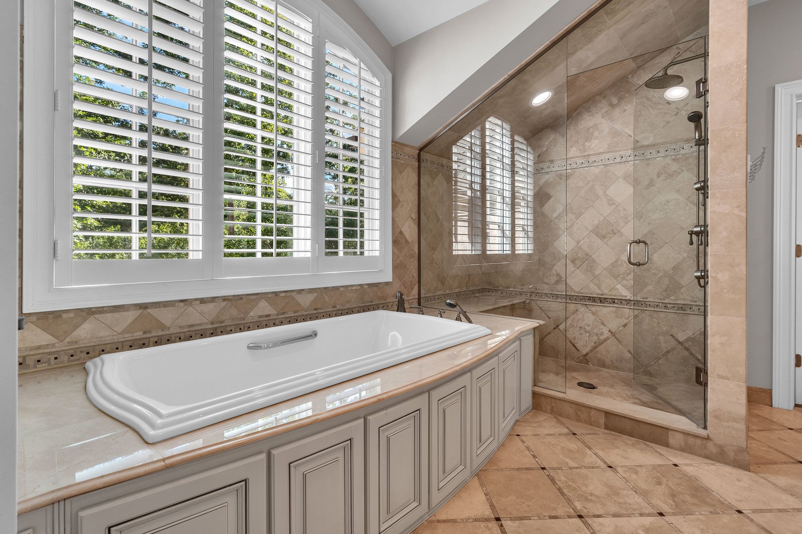 Lake Forest, Illinois, 60045, United States, 5 Bedrooms Bedrooms, ,7 BathroomsBathrooms,Residential,Active,1941347