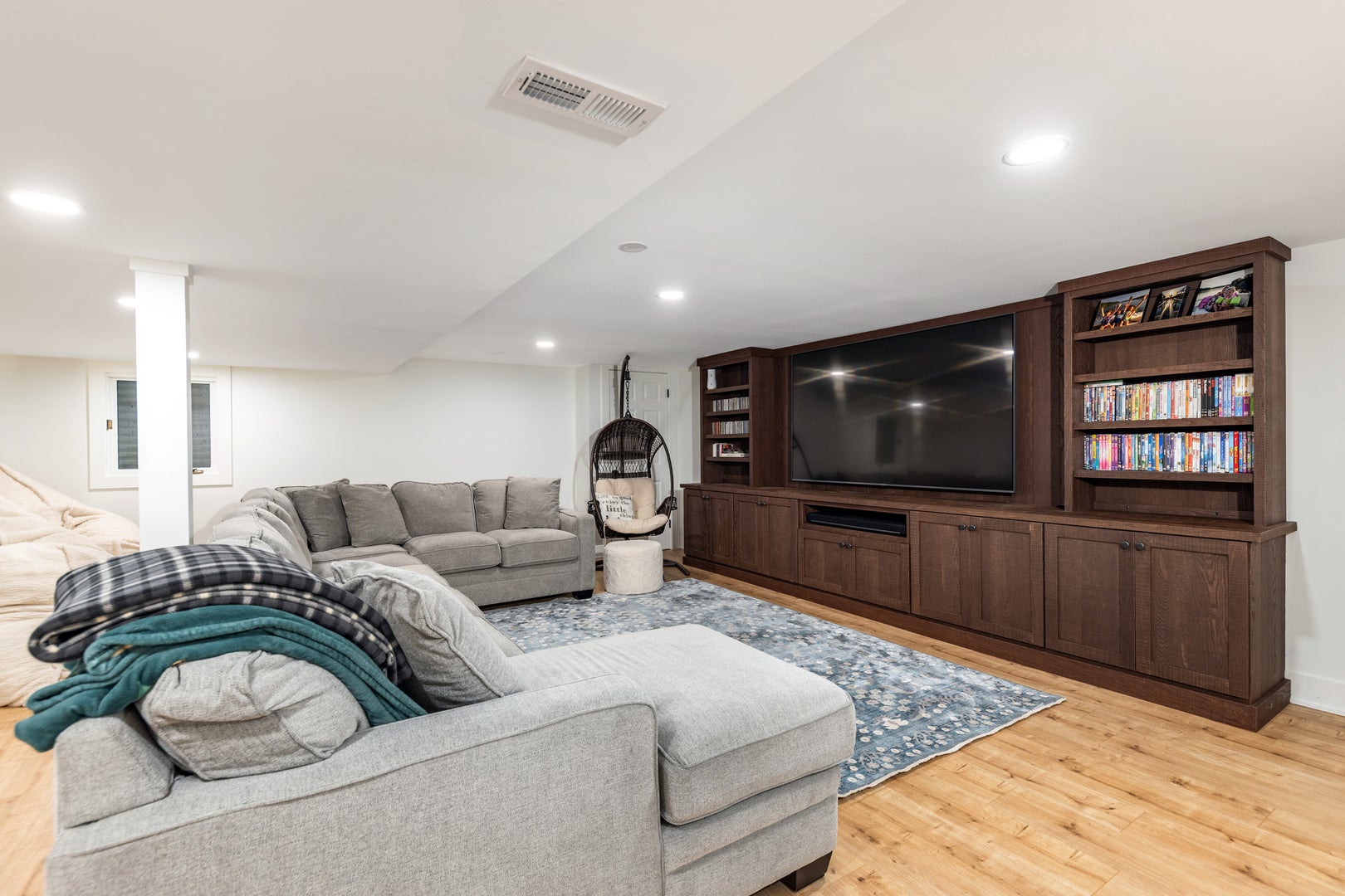 Naperville, Illinois, 60565, United States, 5 Bedrooms Bedrooms, ,4 BathroomsBathrooms,Residential,Active,1959981