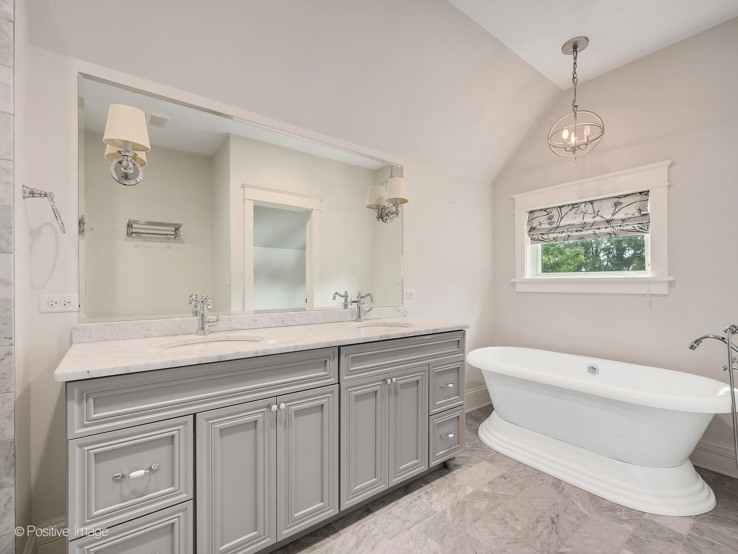 Wheaton, Illinois, 60187, United States, 4 Bedrooms Bedrooms, ,3 BathroomsBathrooms,Residential,Active,1922330
