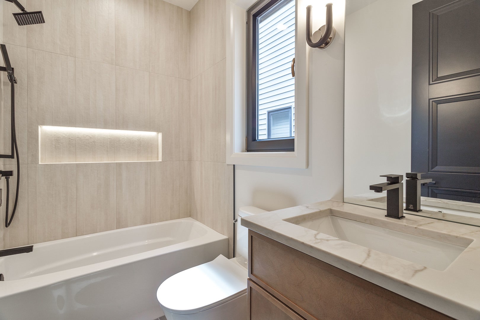 Chicago, Illinois, 60618, United States, 4 Bedrooms Bedrooms, ,5 BathroomsBathrooms,Residential,Active,1929682