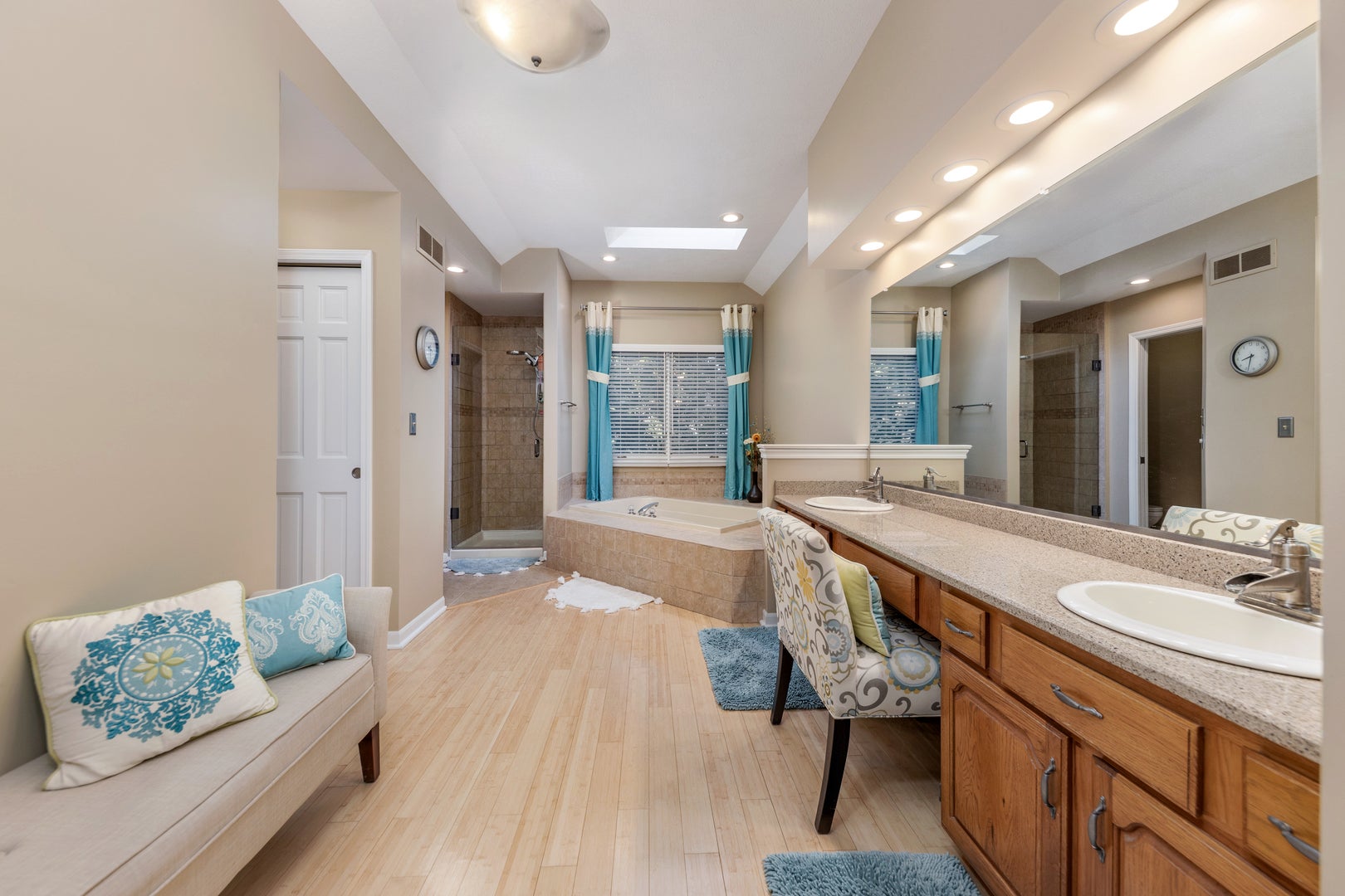 Naperville, Illinois, 60565, United States, 5 Bedrooms Bedrooms, ,4 BathroomsBathrooms,Residential,Active,1959981