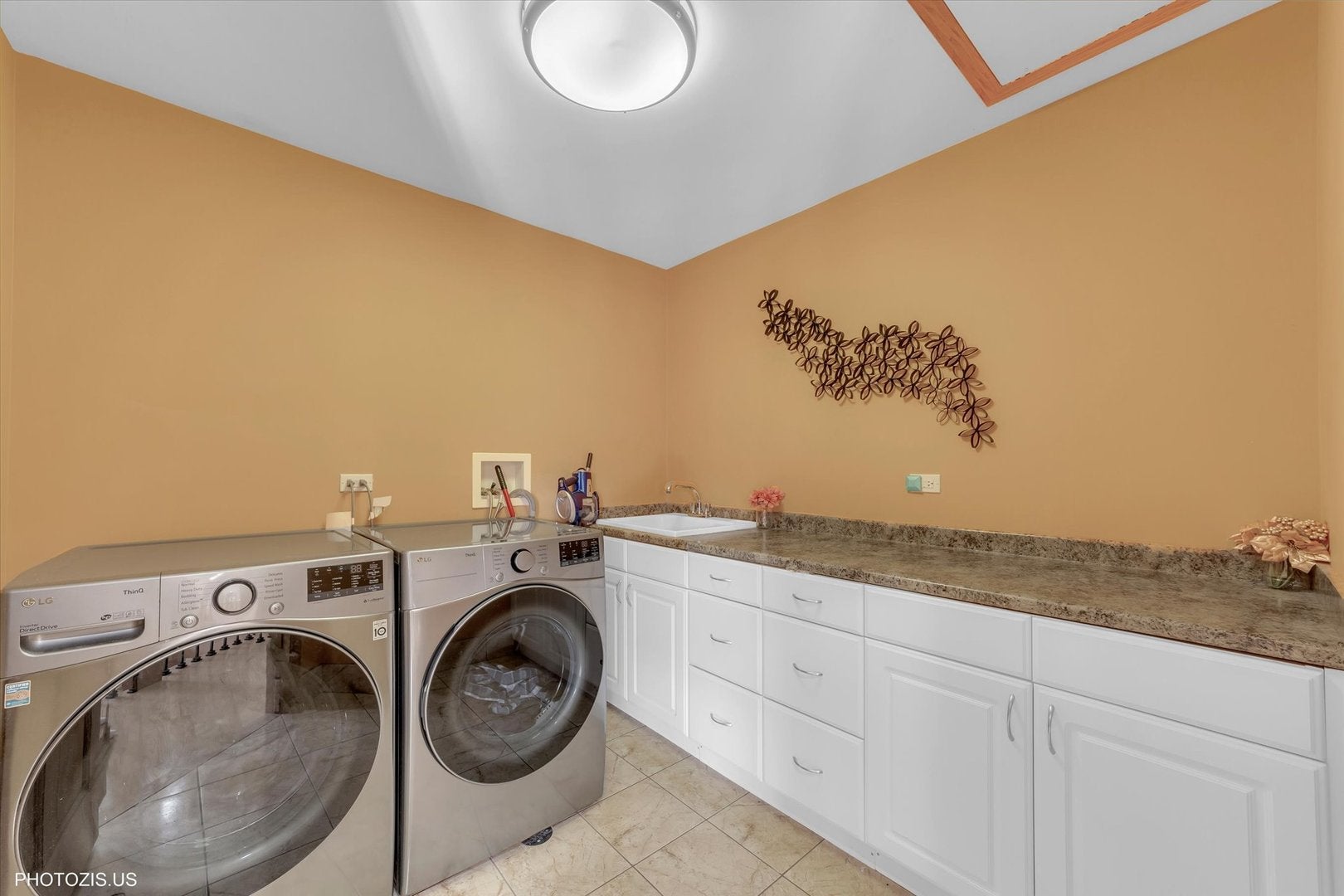 Des Plaines, Illinois, 60016, United States, 5 Bedrooms Bedrooms, ,7 BathroomsBathrooms,Residential,Active,1967112