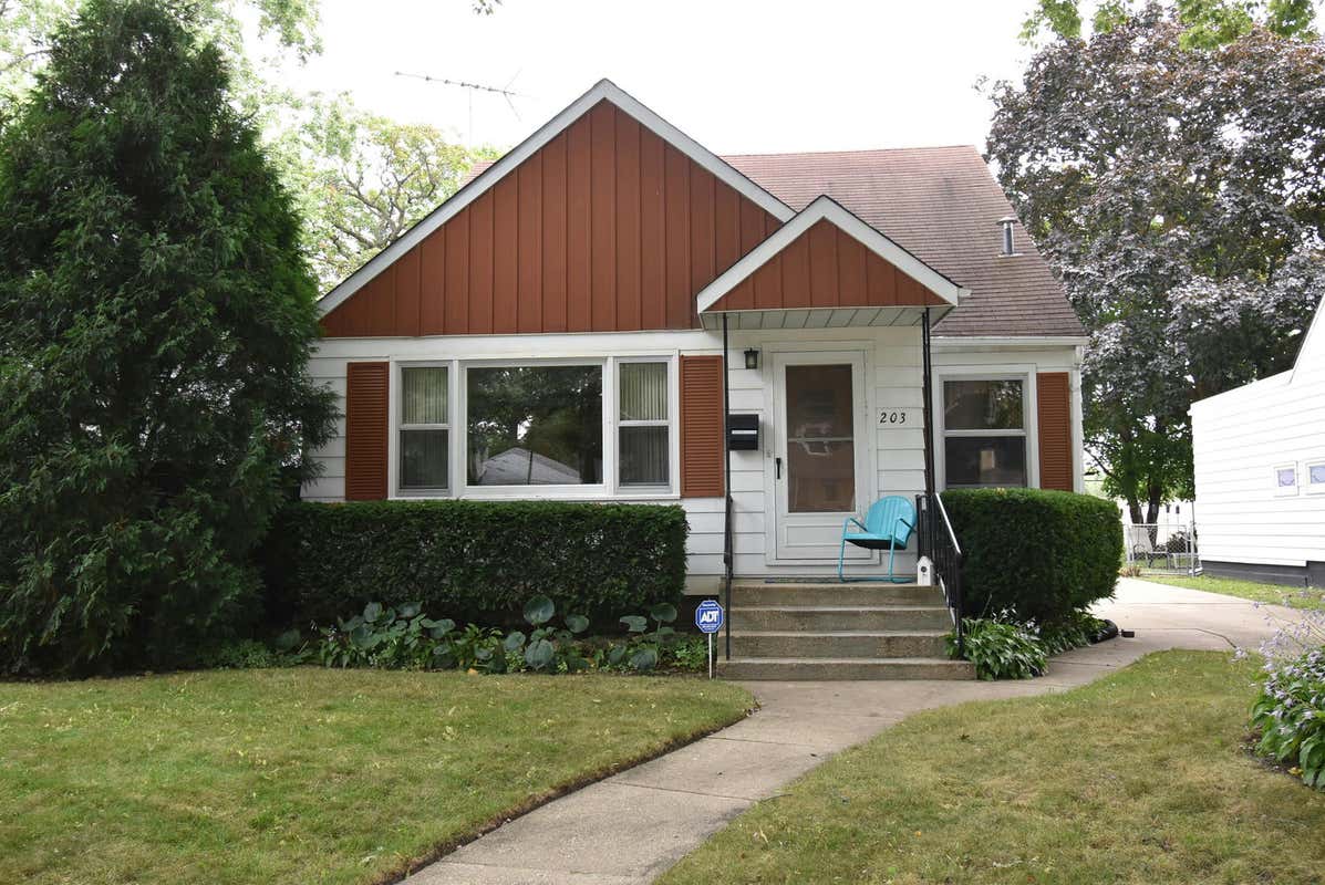 203 N MARTIN AVE, WAUKEGAN, IL 60085, photo 1 of 38