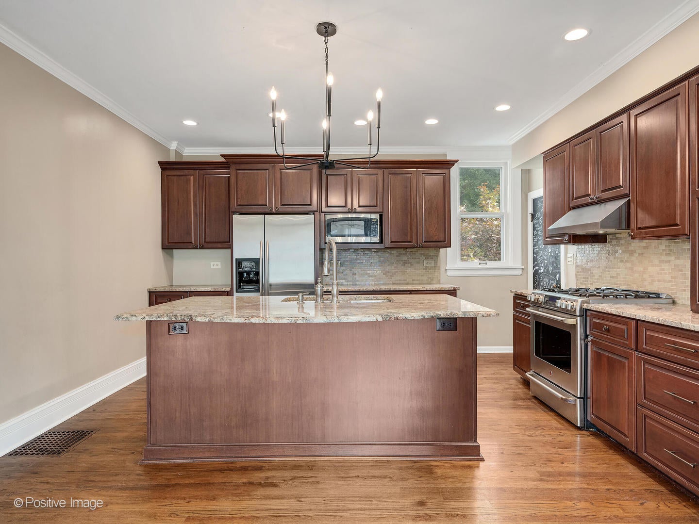 Wheaton, Illinois, 60187, United States, 4 Bedrooms Bedrooms, ,3 BathroomsBathrooms,Residential,Active,1922330