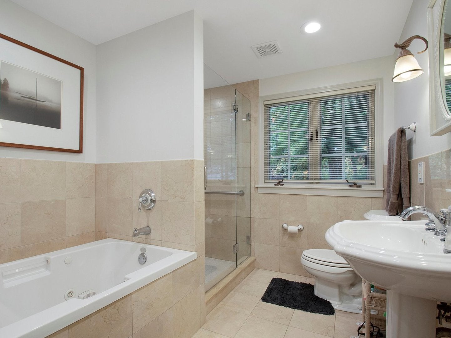Rockford, Illinois, 61107, United States, 6 Bedrooms Bedrooms, ,7 BathroomsBathrooms,Residential,Active,1922304