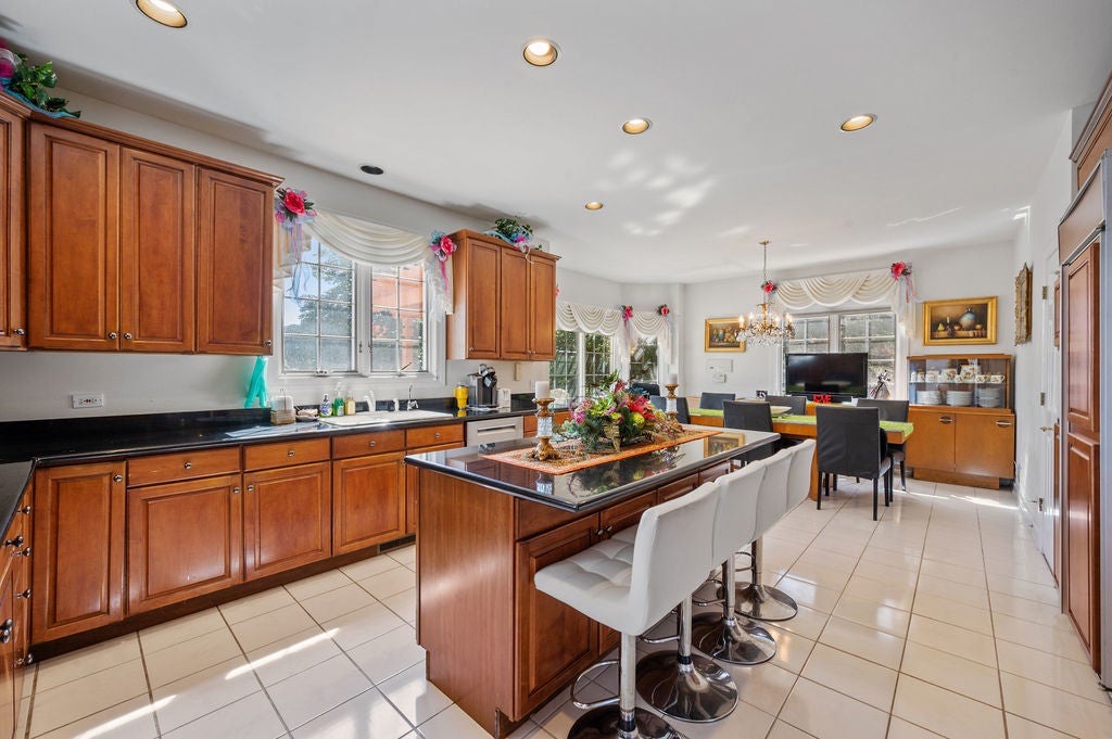 Libertyville, Illinois, 60048, United States, 4 Bedrooms Bedrooms, ,4 BathroomsBathrooms,Residential,Active,2009394