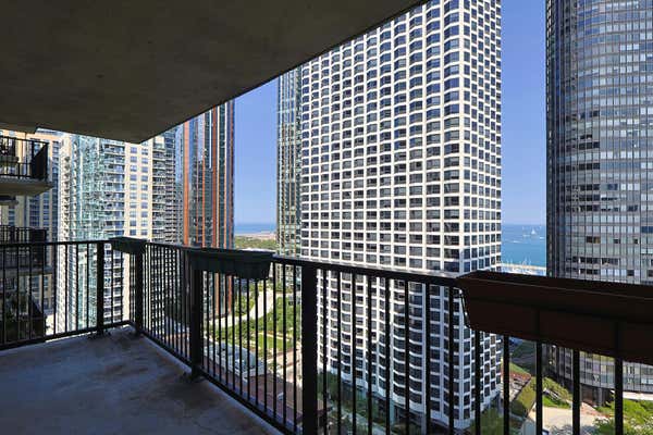 400 E RANDOLPH ST APT 2225, CHICAGO, IL 60601, photo 3 of 40