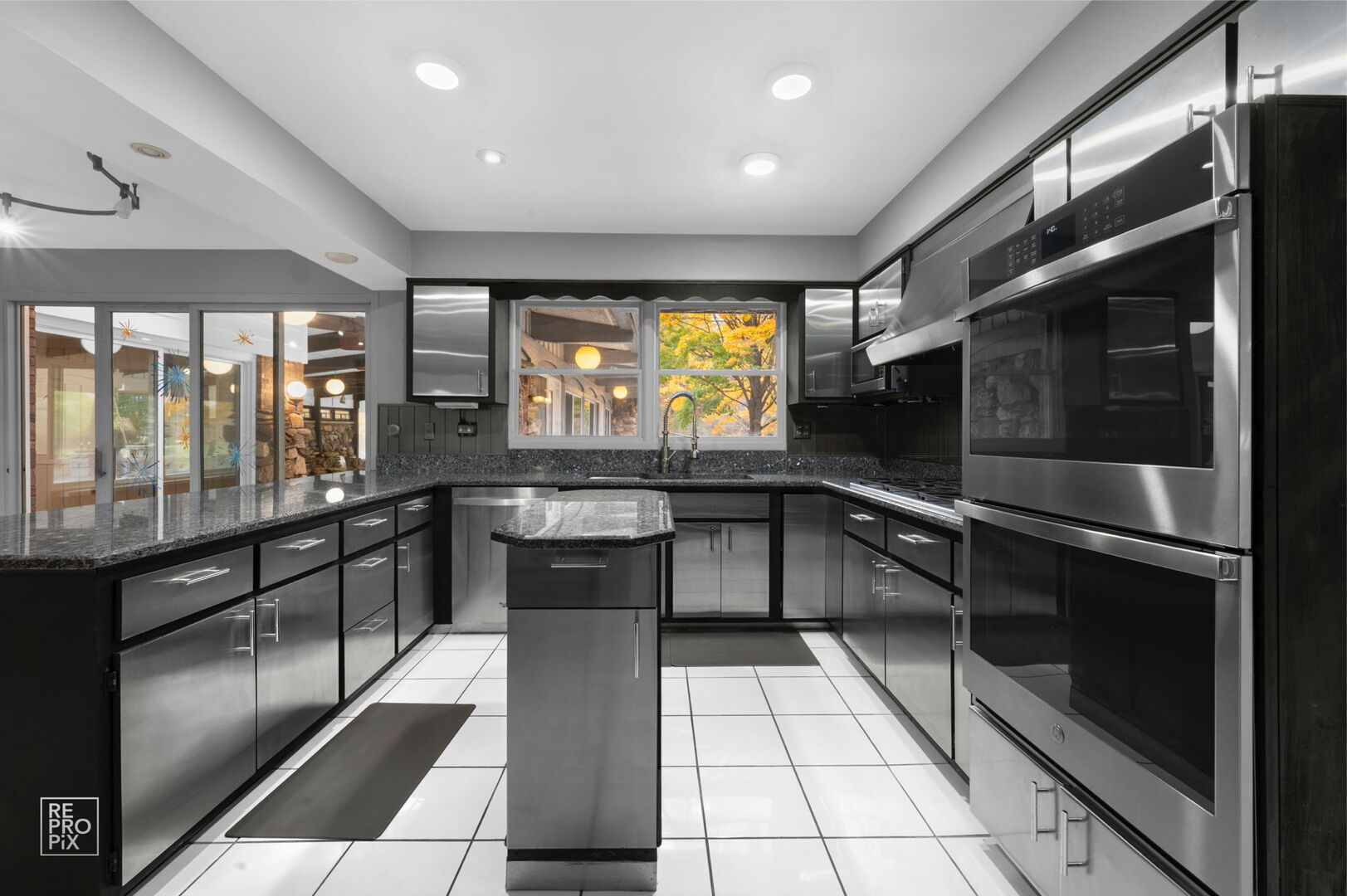 Wadsworth, Illinois, 60083, United States, 5 Bedrooms Bedrooms, ,6 BathroomsBathrooms,Residential,Active,1989775