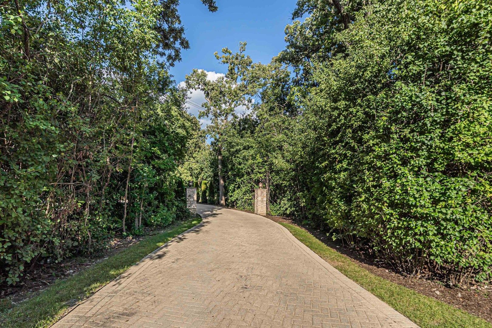 Lake Forest, Illinois, 60045, United States, 5 Bedrooms Bedrooms, ,7 BathroomsBathrooms,Residential,Active,1941347