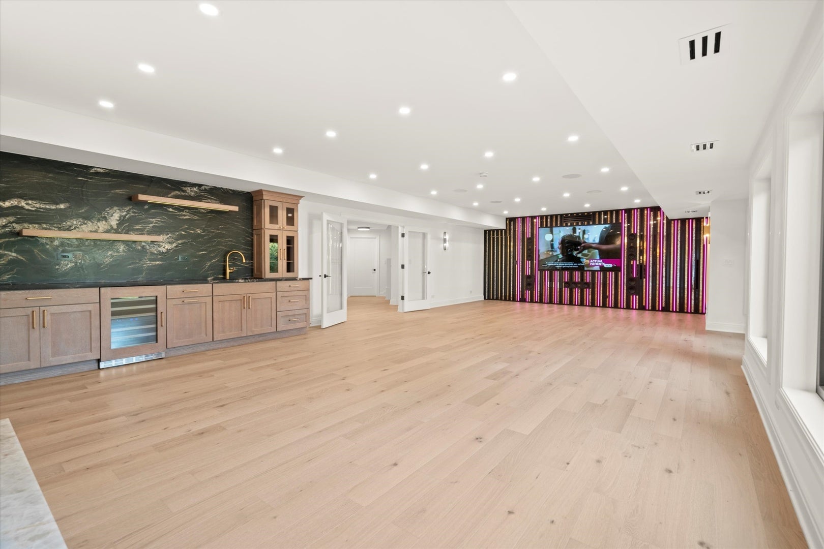 Burr Ridge, Illinois, 60527, United States, 5 Bedrooms Bedrooms, ,6 BathroomsBathrooms,Residential,Active,1927649