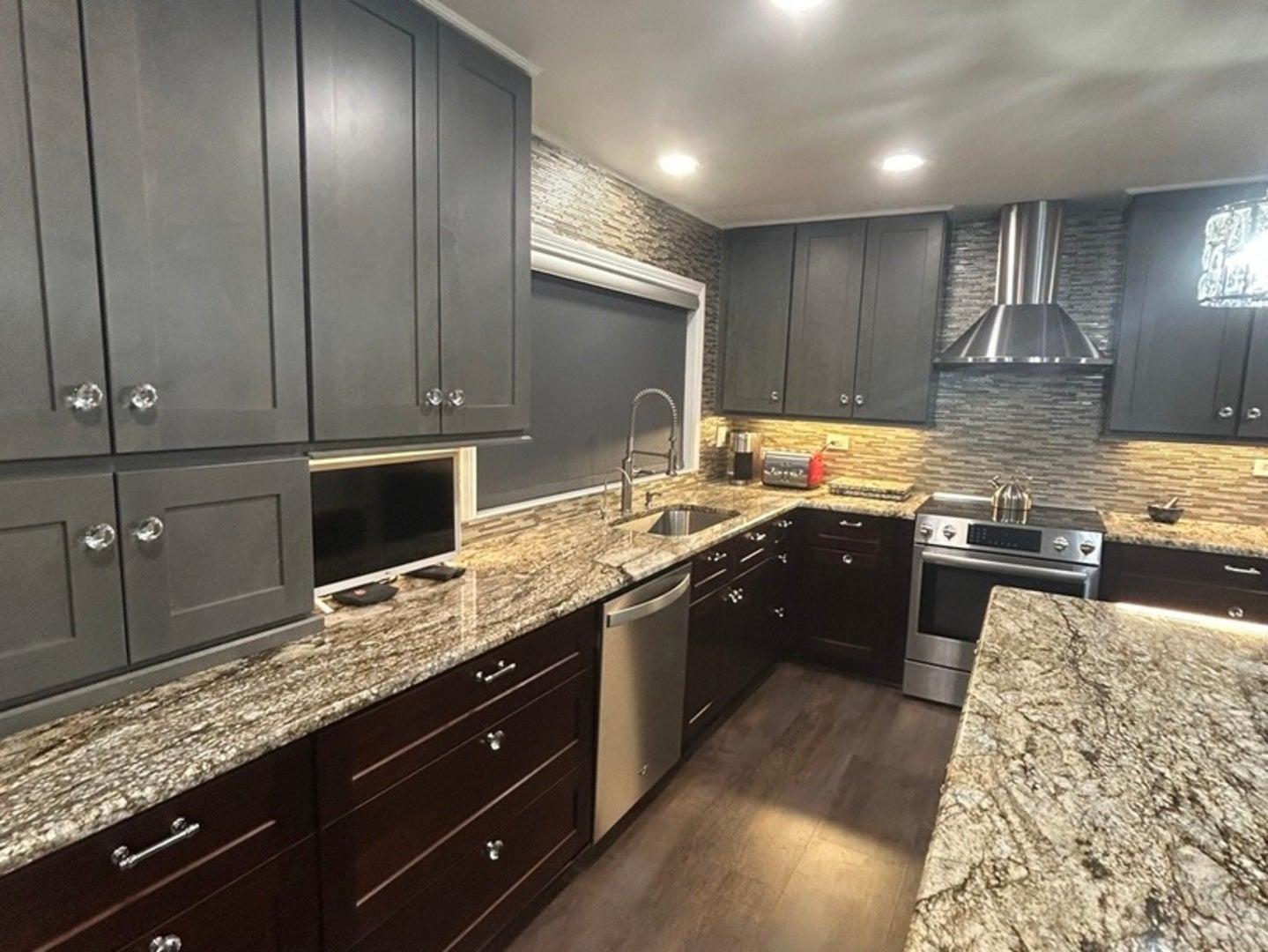 Oak Brook, Illinois, 60523, United States, 2 Bedrooms Bedrooms, ,2 BathroomsBathrooms,Residential,Active,2028166