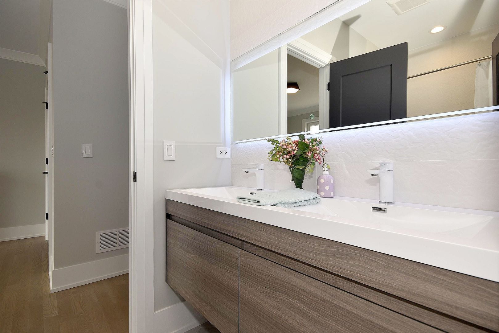 Chicago, Illinois, 60618, United States, 5 Bedrooms Bedrooms, ,5 BathroomsBathrooms,Residential,Active,1965820