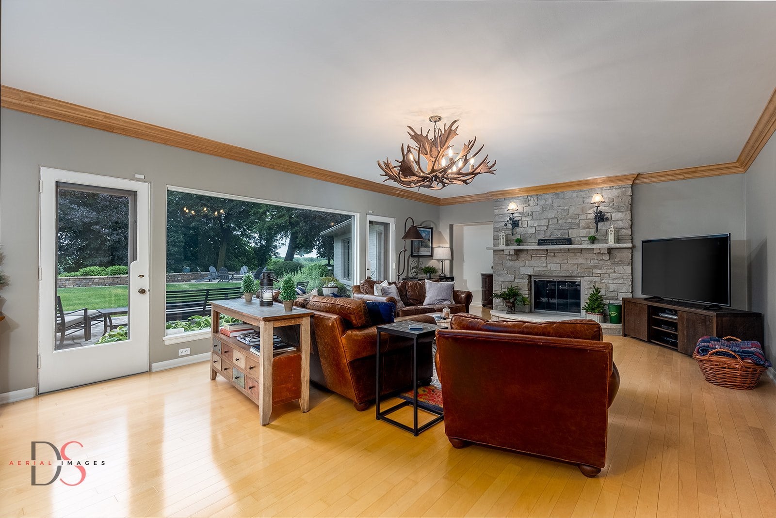 Ottawa, Illinois, 61350, United States, 4 Bedrooms Bedrooms, ,7 BathroomsBathrooms,Residential,Active,1953376