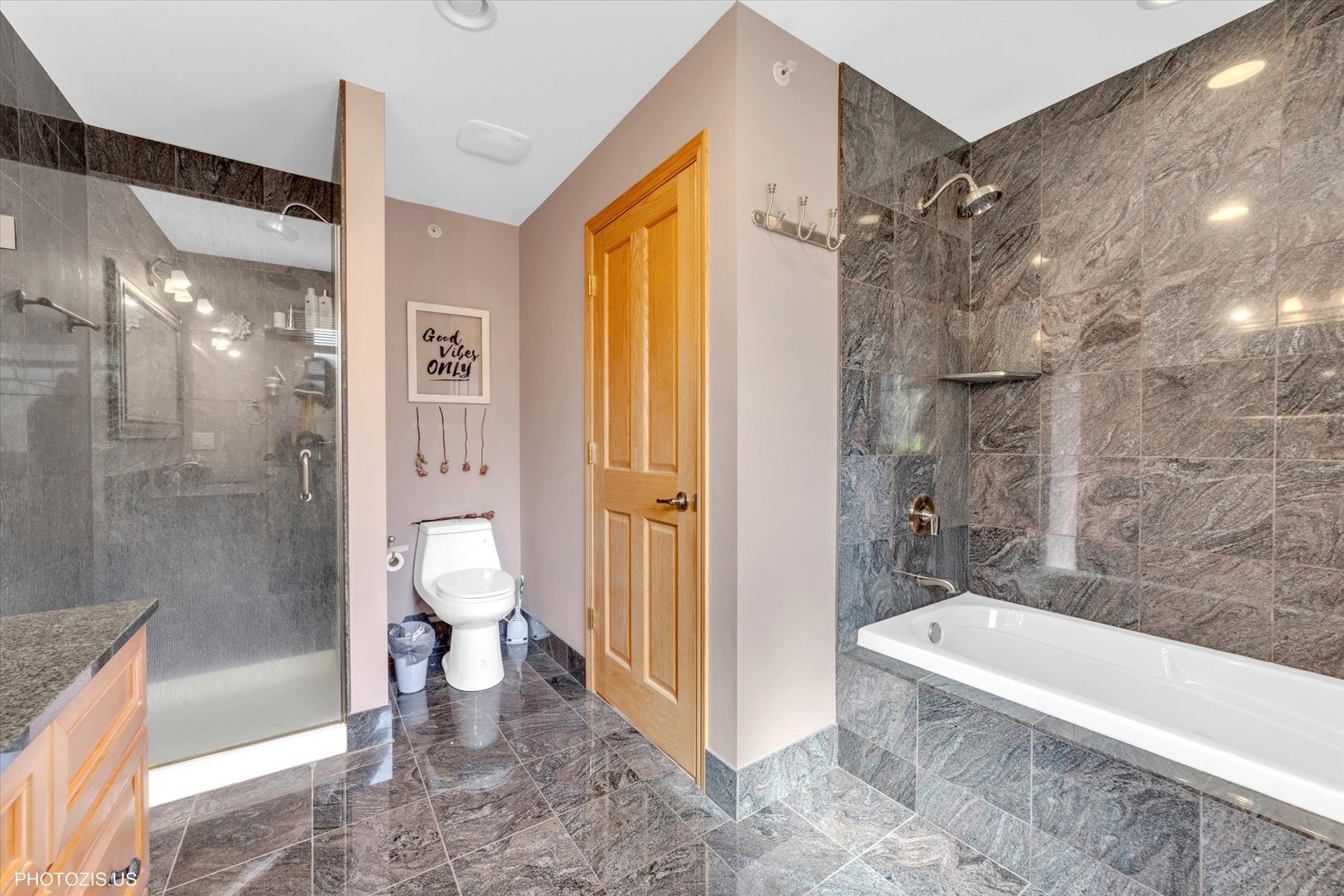 Des Plaines, Illinois, 60016, United States, 5 Bedrooms Bedrooms, ,7 BathroomsBathrooms,Residential,Active,1967112