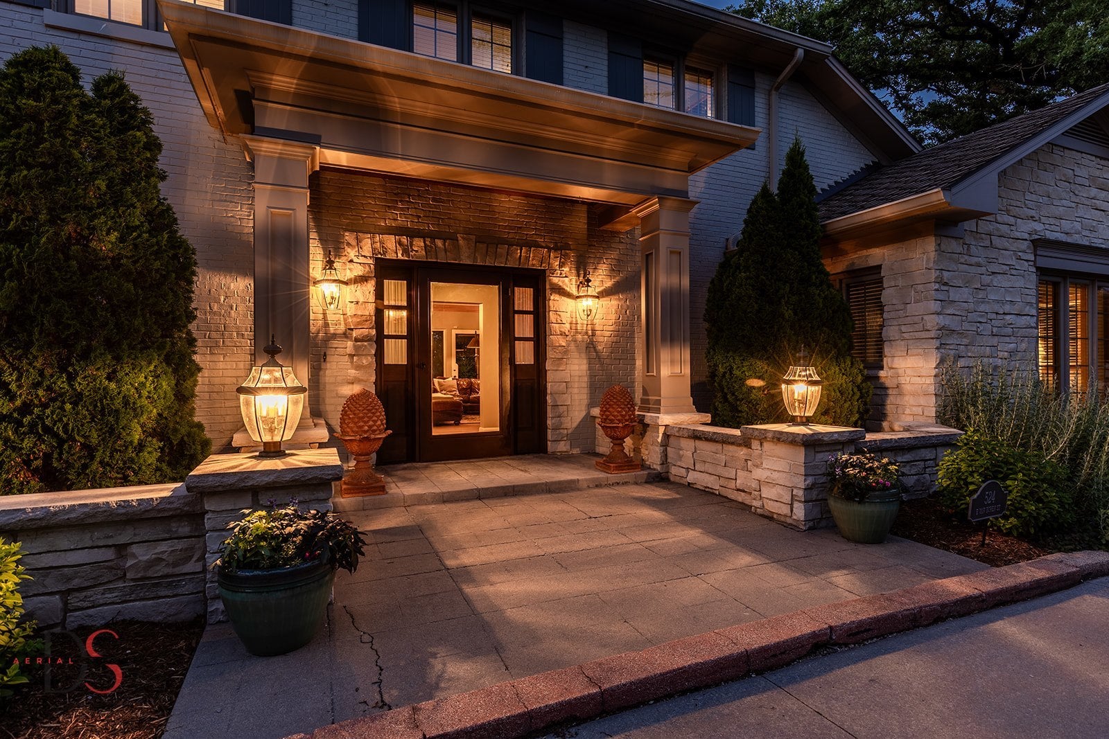 Ottawa, Illinois, 61350, United States, 4 Bedrooms Bedrooms, ,7 BathroomsBathrooms,Residential,Active,1953376