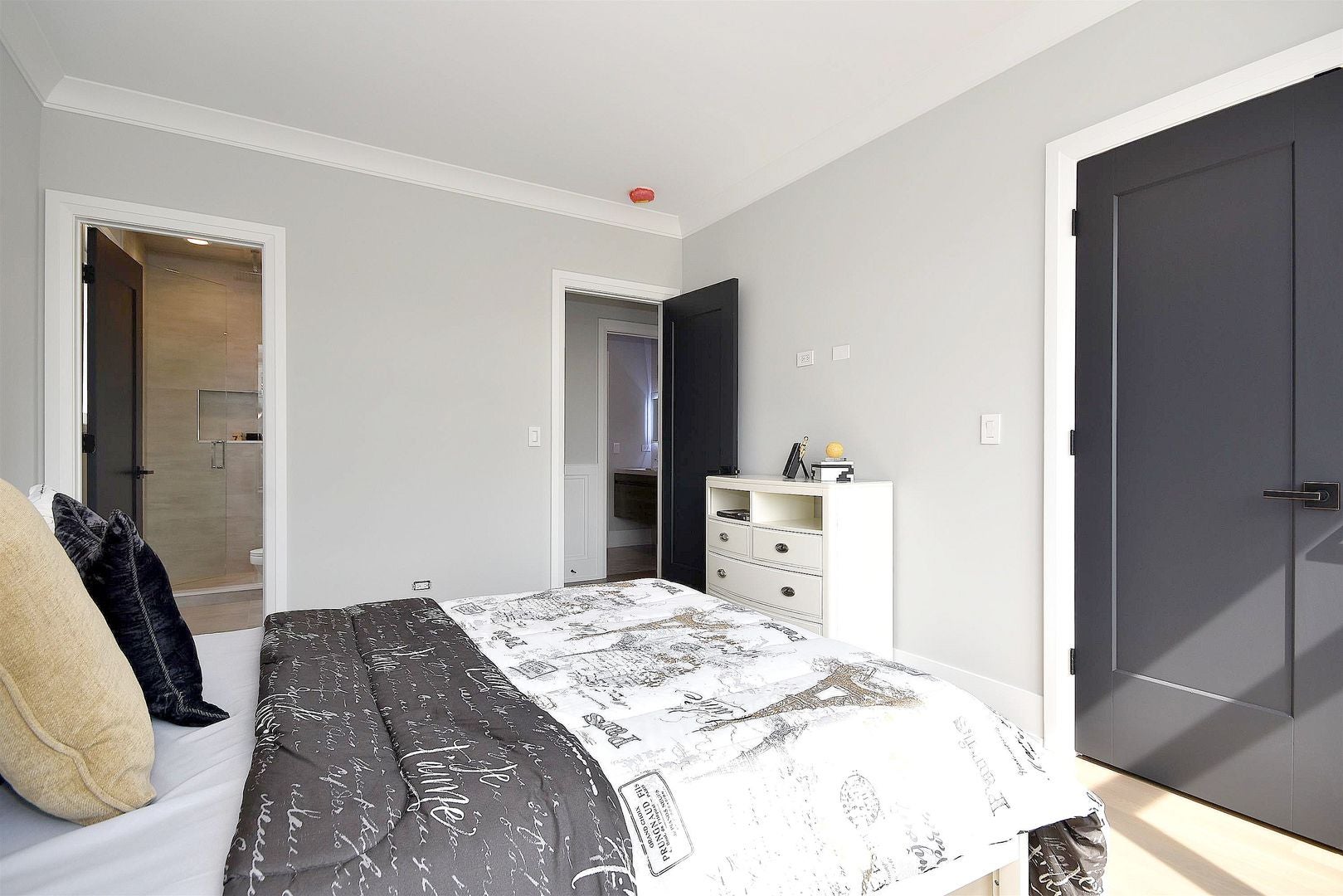 Chicago, Illinois, 60618, United States, 5 Bedrooms Bedrooms, ,5 BathroomsBathrooms,Residential,Active,1965820