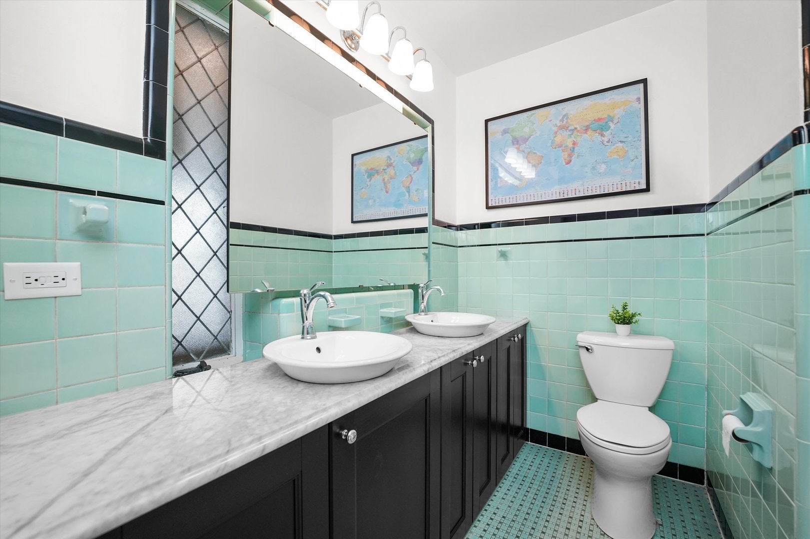 Oak Park, Illinois, 60302, United States, 7 Bedrooms Bedrooms, ,6 BathroomsBathrooms,Residential,Active,1894236