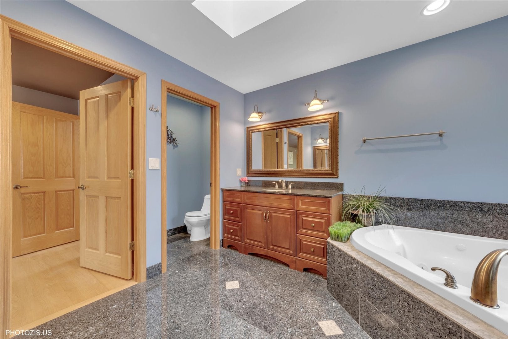 Des Plaines, Illinois, 60016, United States, 5 Bedrooms Bedrooms, ,7 BathroomsBathrooms,Residential,Active,1967112